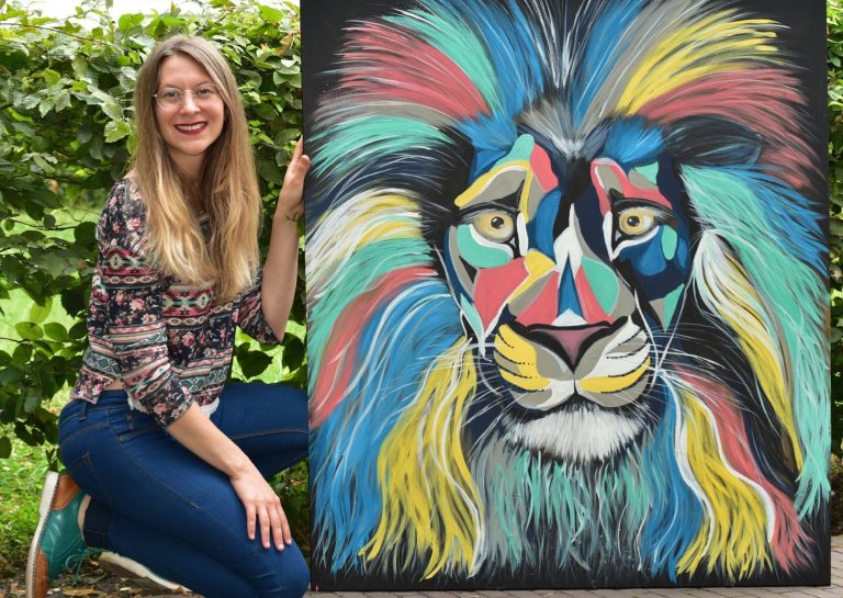 Katrin Maiwald mit ihrem Löwenbild
